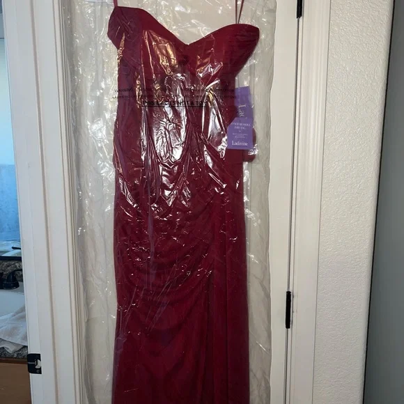 Elegant Strapless Red Evening Gown - Picture 3 of 3